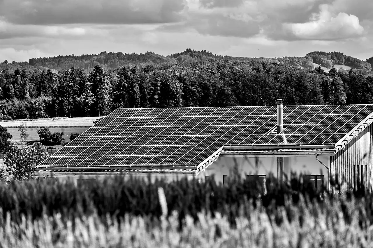 Panneaux solaires installés sur le toit d'un bâtiment agricole, au milieu des champs